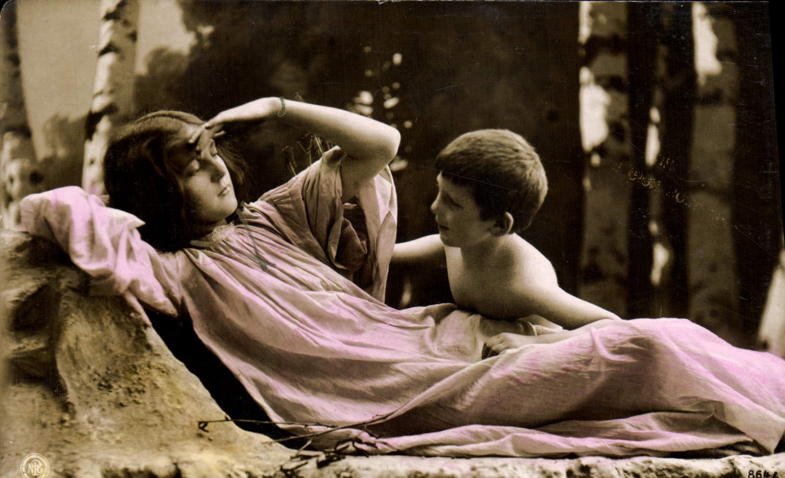 Jeune femme et enfant dans un décor de forêt — NRG — n° 8664