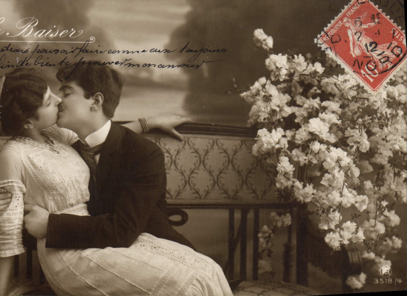 Le Baiser — couple enlacé sur banc — éditeur R. 3518/4