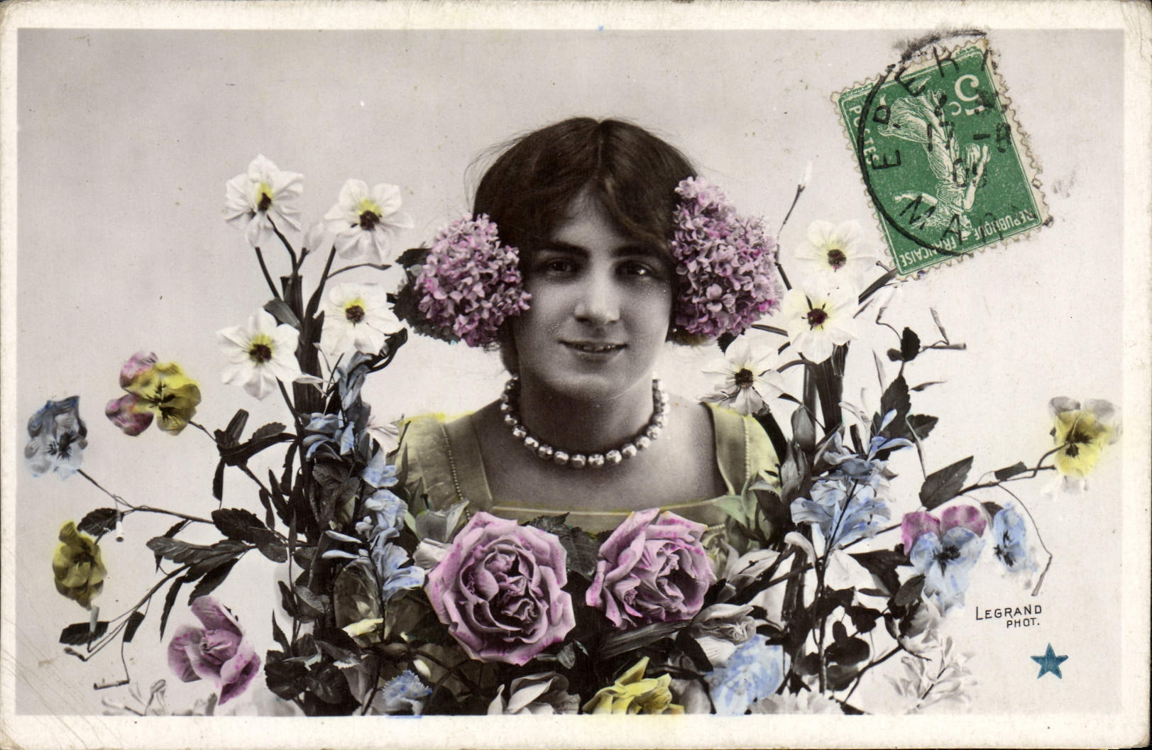Frau umgeben von Blumen — Farbig gefärbtes Foto — Legrand Phot.