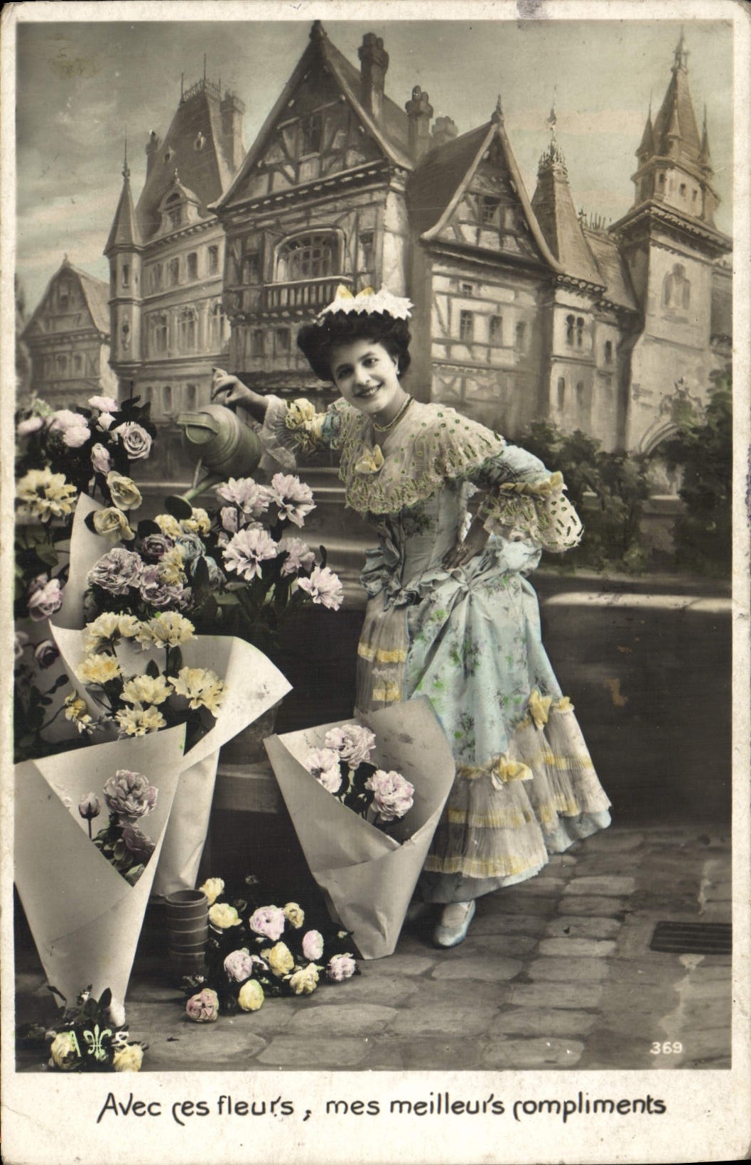 Femme avec fleurs — devant château à colombages — éditeur A. P. S. n° 369