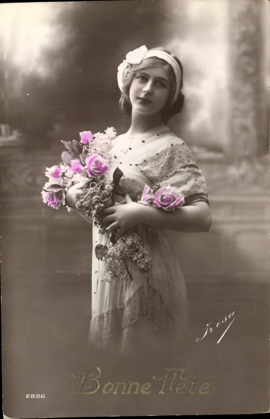 Jeune fille en robe à pois tenant un bouquet de roses — 'Bonne Fête' — Frisa, n° 2826