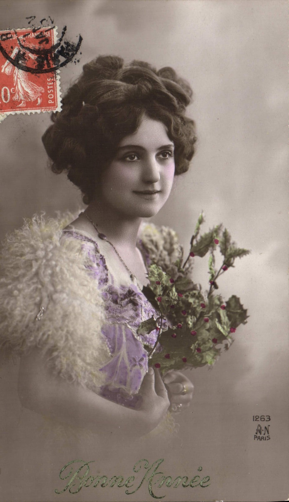 Joven mujer sosteniendo un arbusto de hiedra — Feliz Año — A.N. París, n°1263