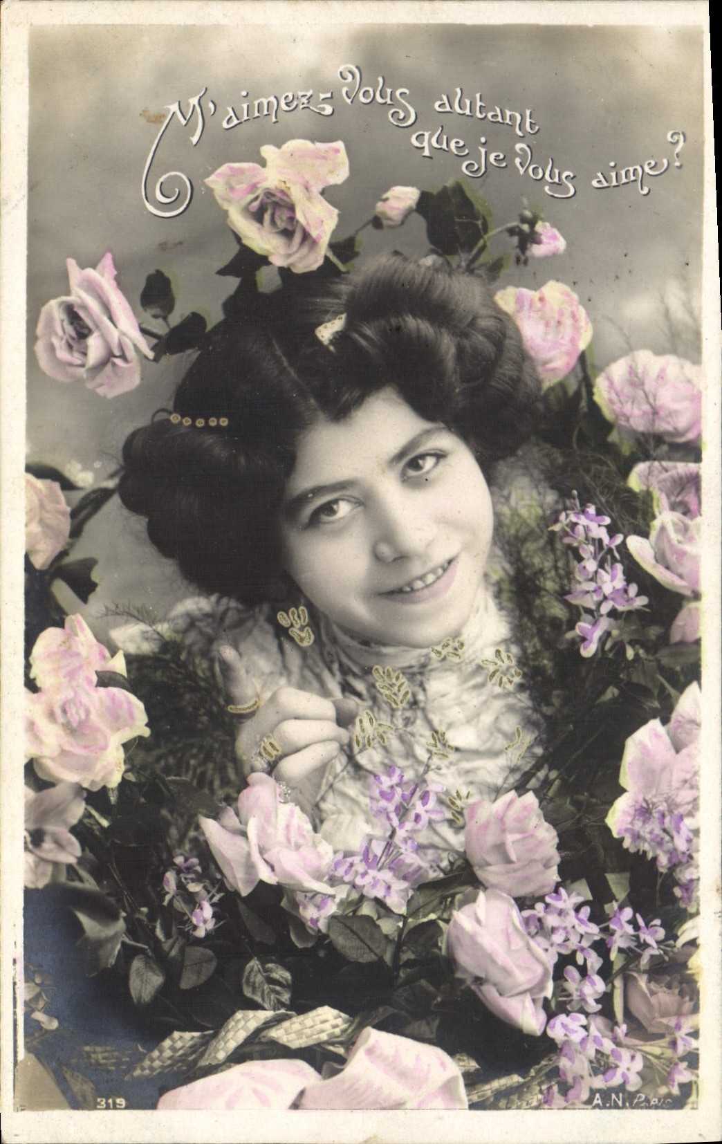 Jeune femme entourée de roses — A.N. Paris, n° 319