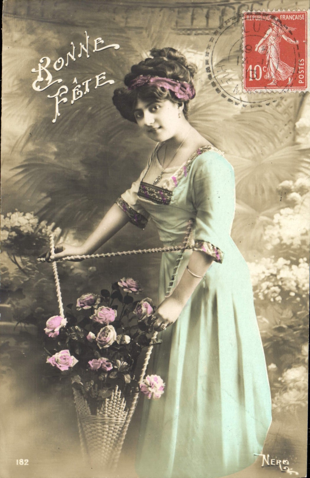 Jeune femme avec panier de roses — Bonne Pête — Nero, n°182