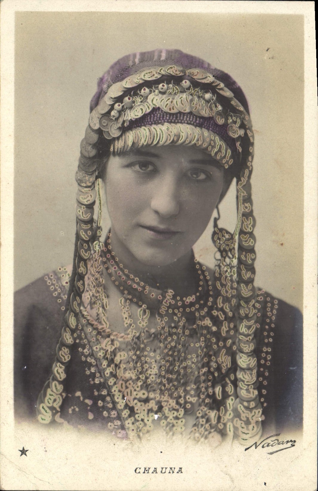 Chauna — mujer que lleva cofia y joyas decoradas — Nadar