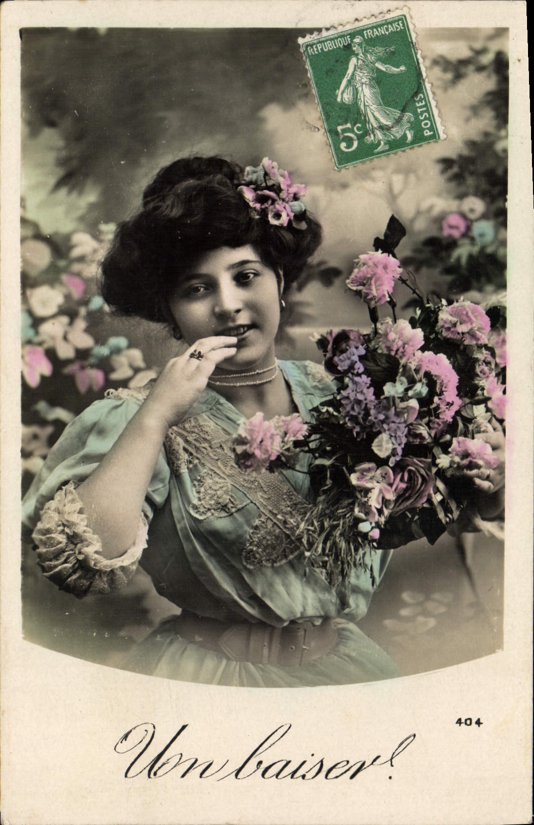 Jeune femme avec bouquet — 'Un baiser!' — éditeur inconnu, n° 404