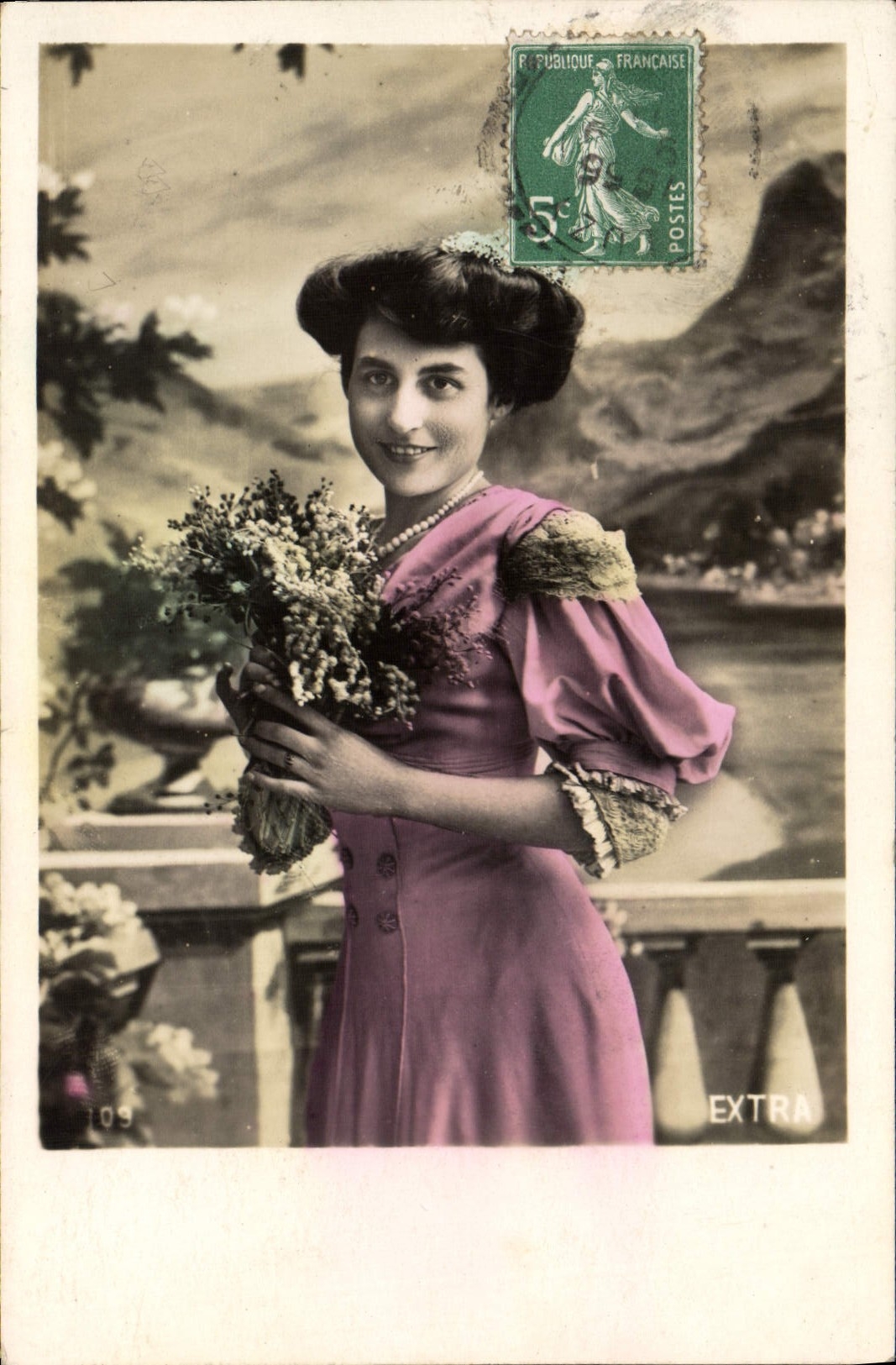 Jeune femme en robe rose tenant un bouquet — Extra 109 — Éditeur inconnu