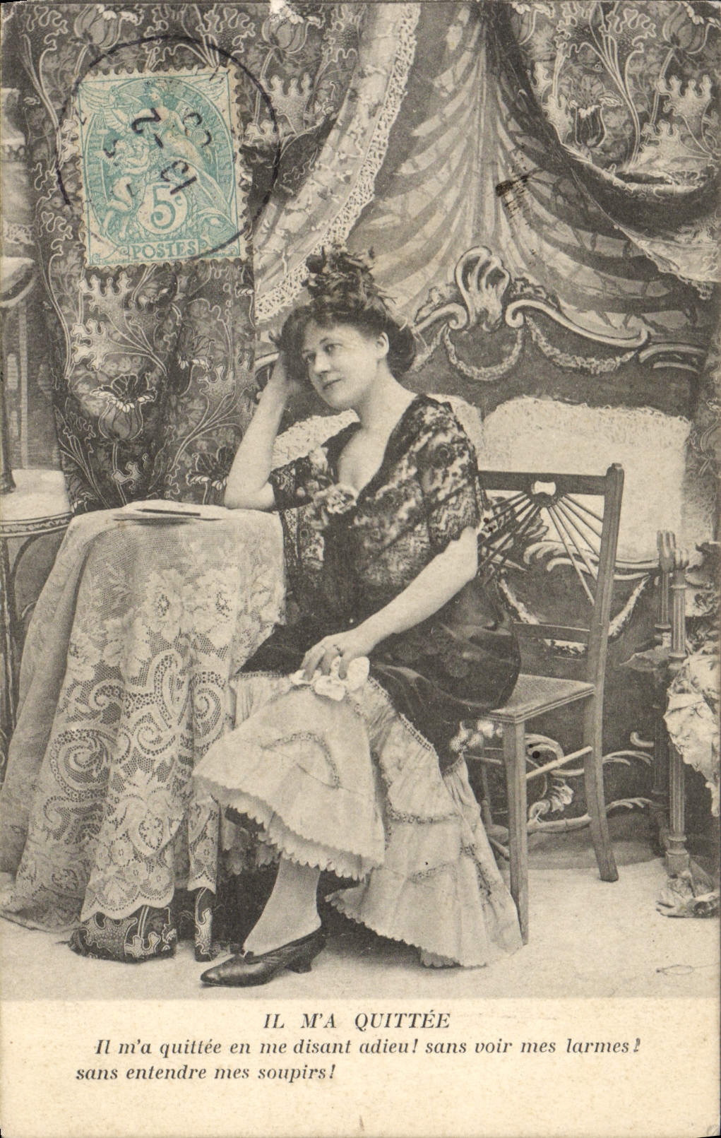Femme en robe à dentelle — scène de départ triste — éditeur non visible