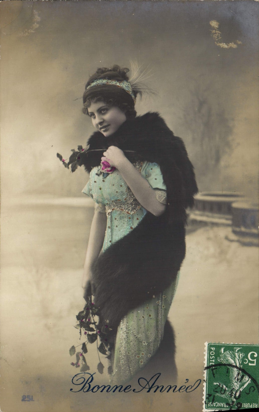 Femme en fourrure tenant une branche de houx — Bonne Année — Éditeur anonyme, n° 251