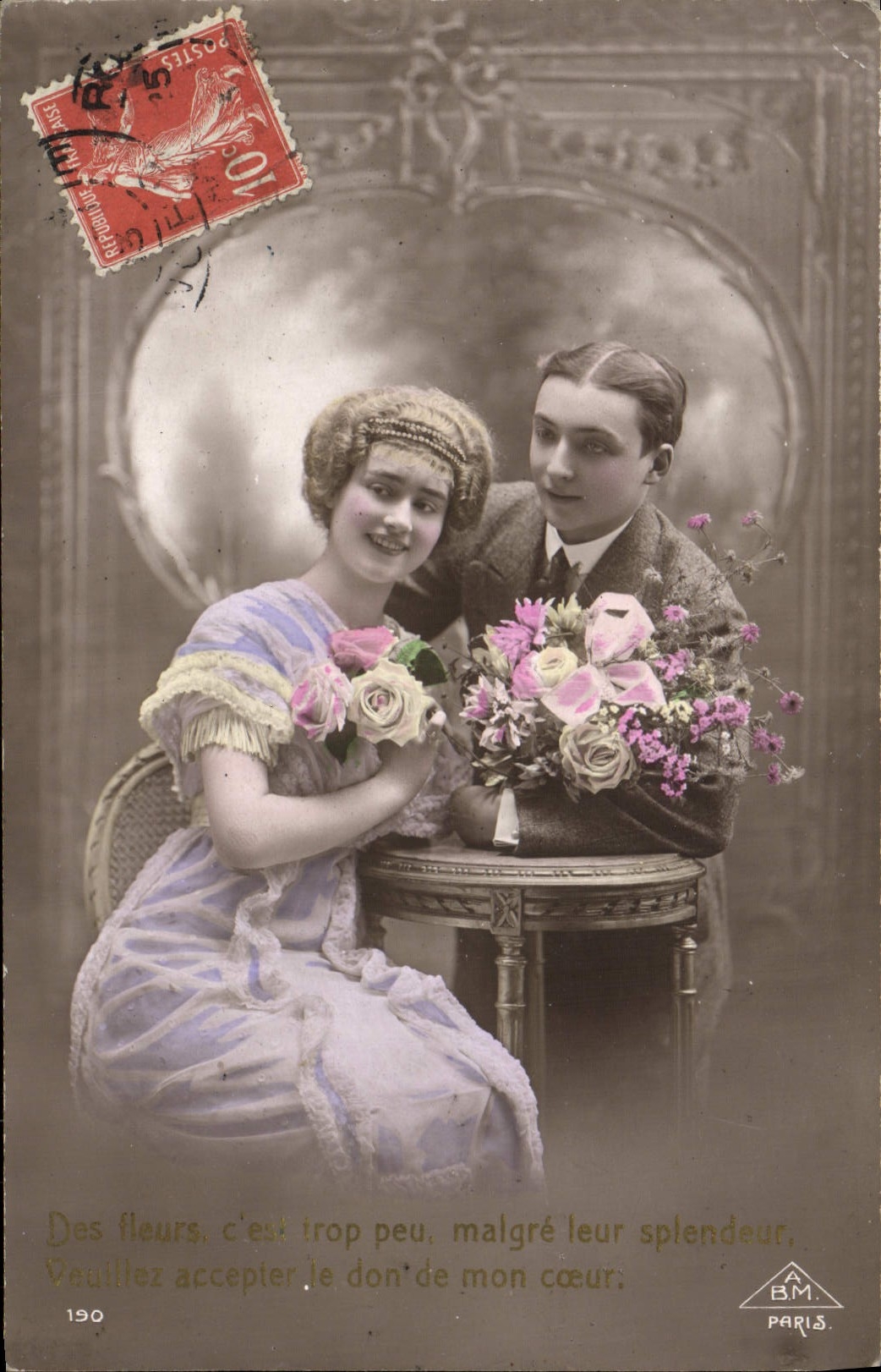 Jeune couple avec bouquet de roses — A.B.M. PARIS — n°190
