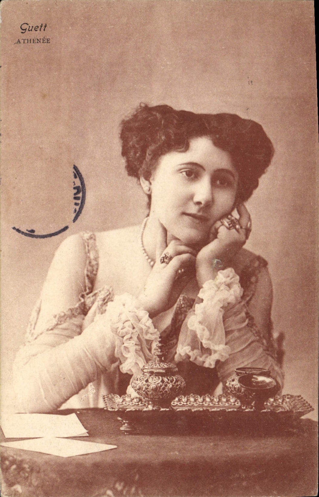 Jeune femme — portrait — Guett ATHENÉE
