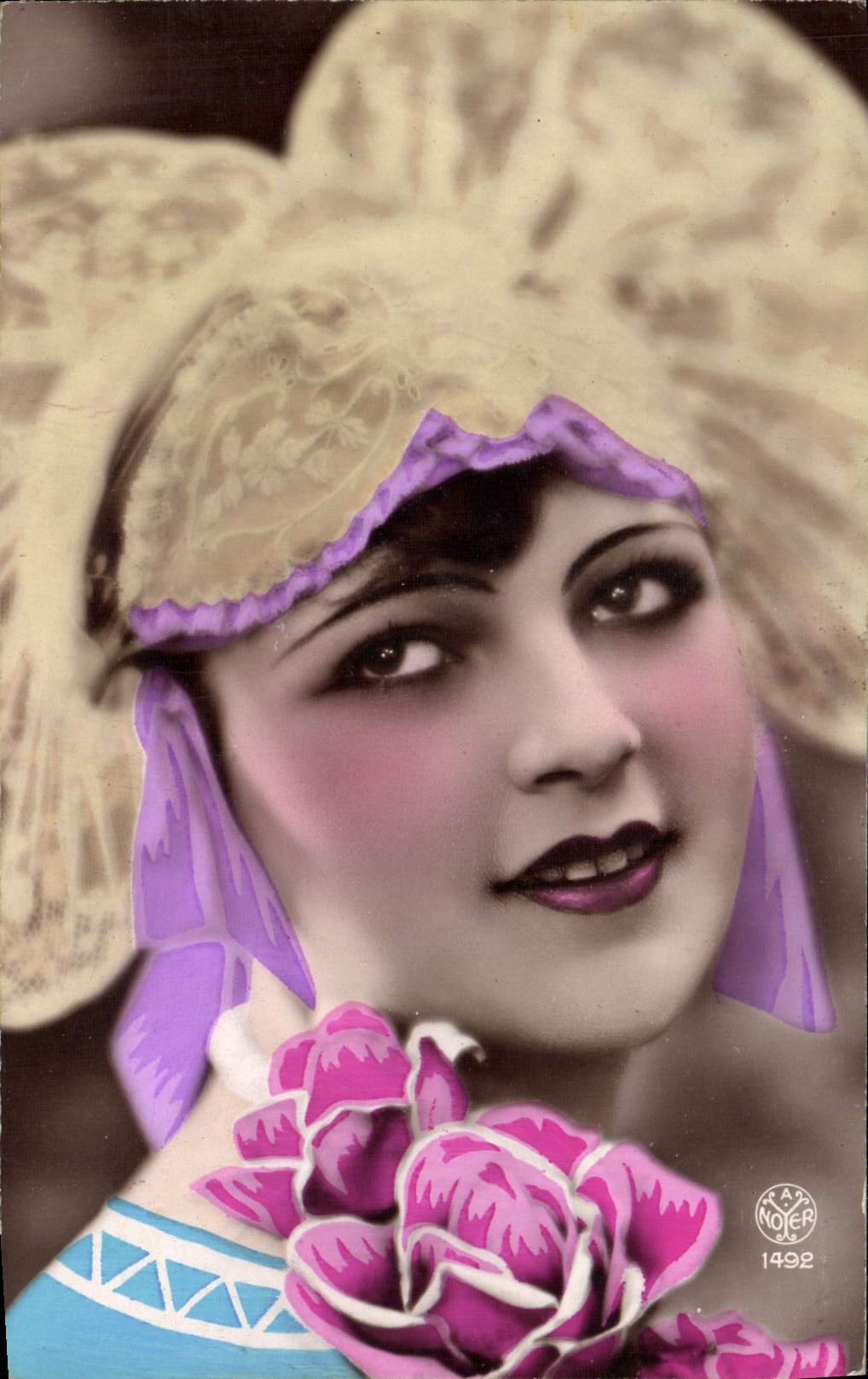 Femme élégante en chapeau à fleurs — Noter 1492