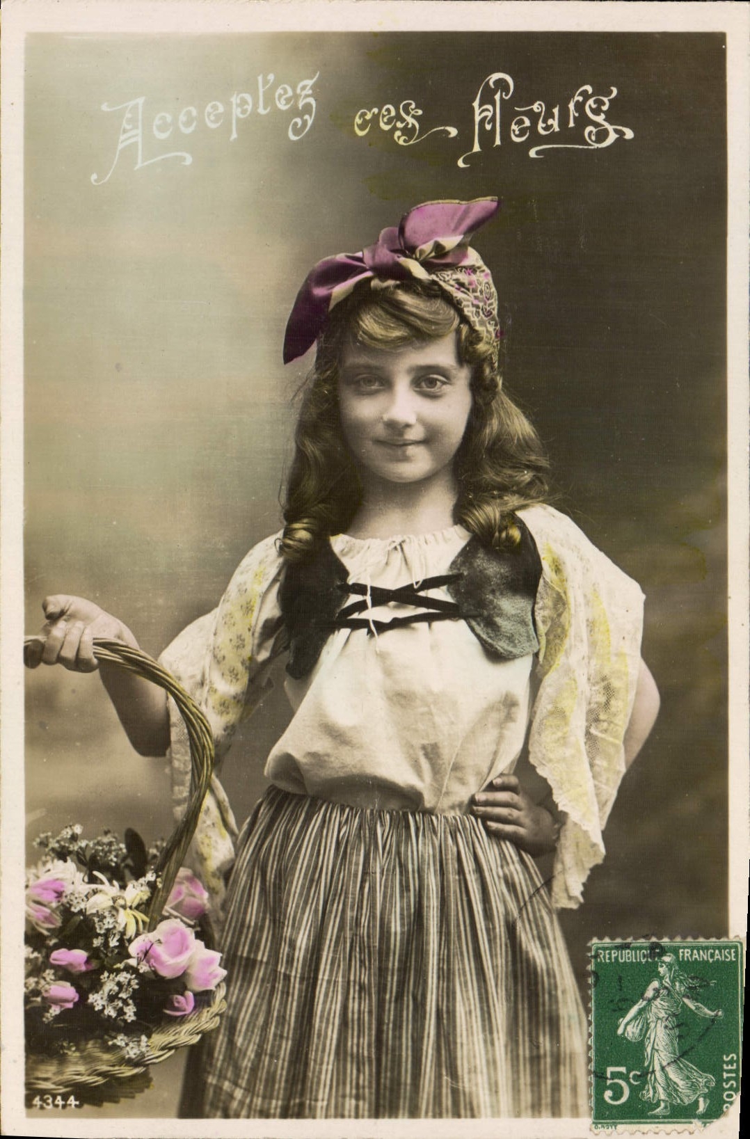 Mädchen mit Blumenkorb — 'Akzeptiert diese Blumen' — unbekannter Verlag, n° 4344