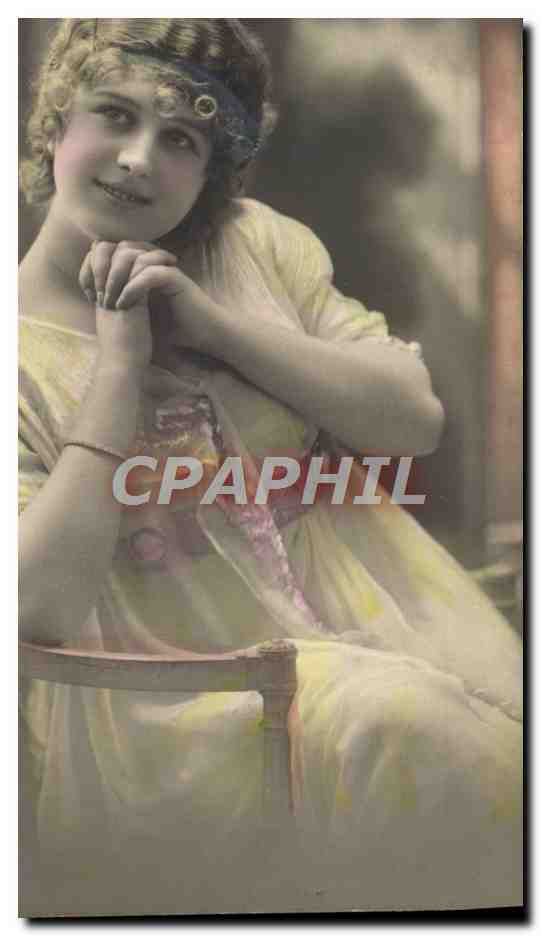 Jeune femme en robe jaune — portrait — Made In Italy (Torino)
