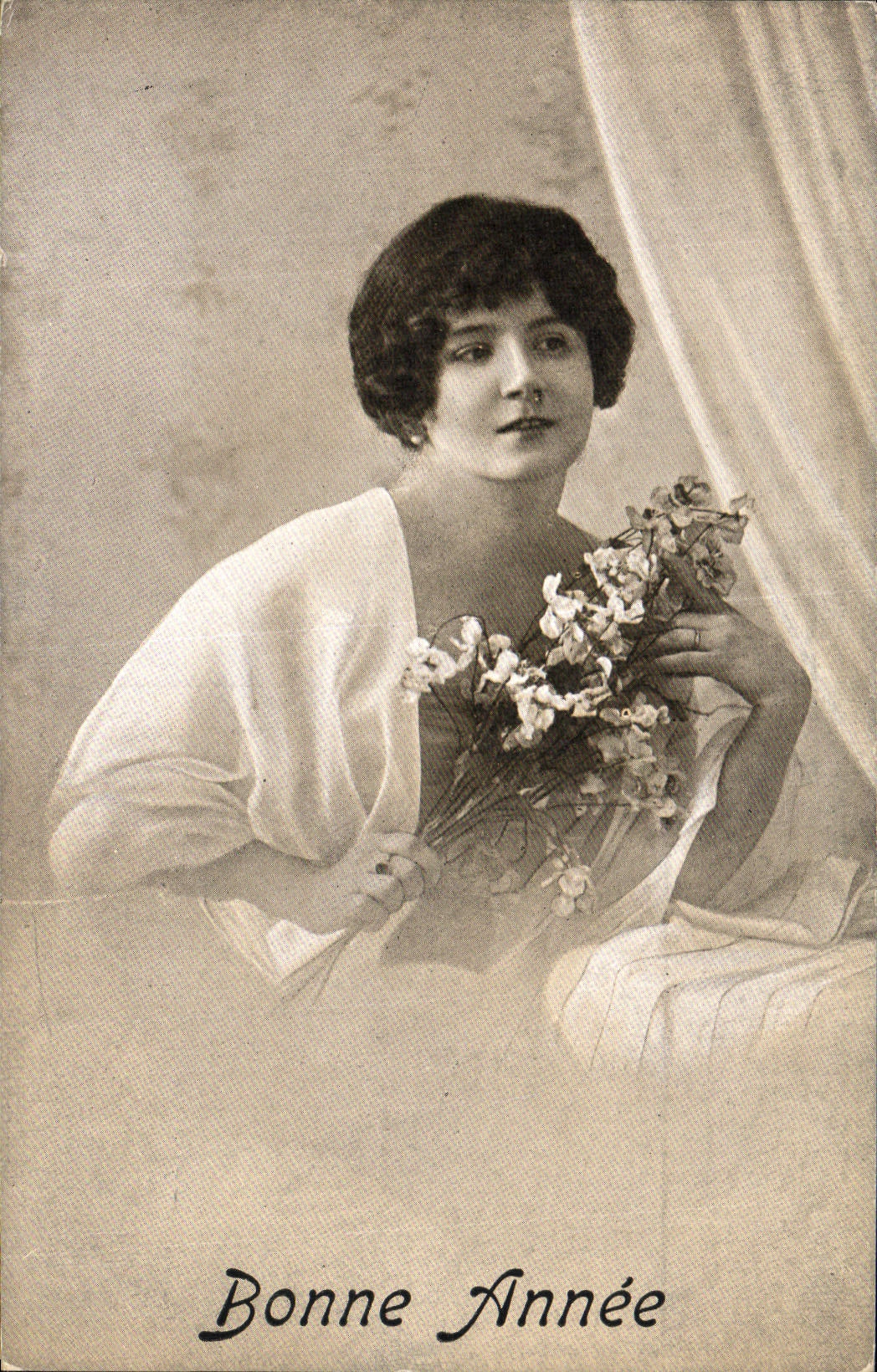 Jeune femme avec bouquet — Bonne Année — CPAPHIL, série 228, n° 214