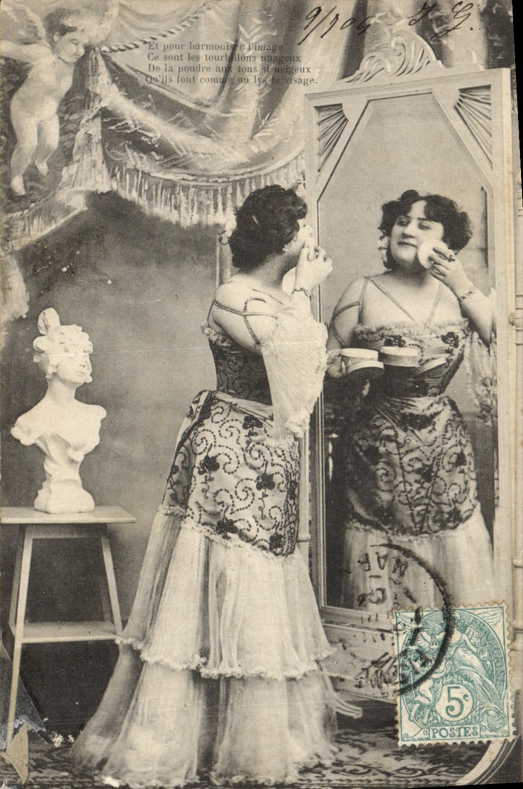 Femme se maquillant devant un miroir — décor avec buste et rideaux — éditeur non identifié