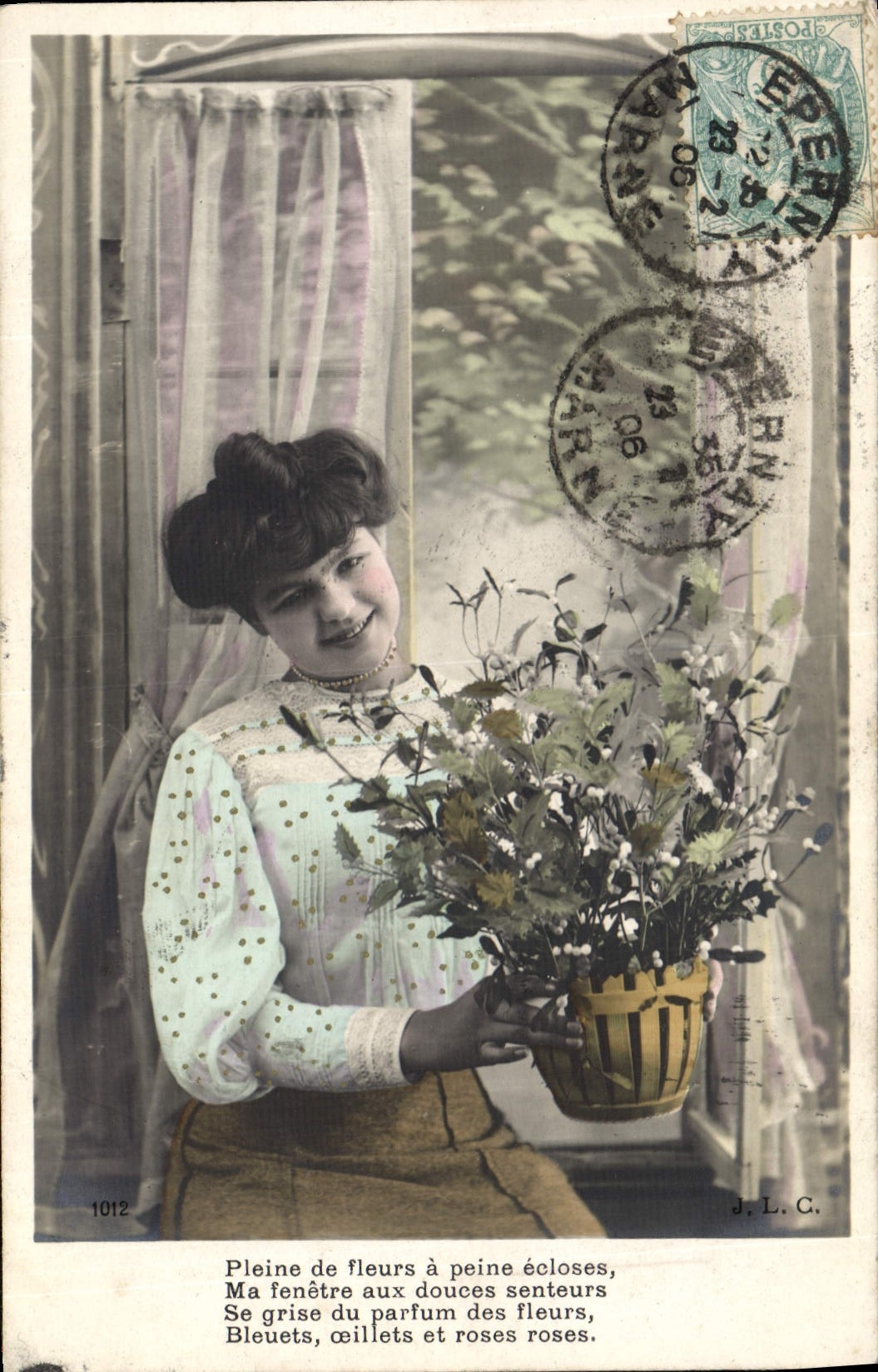 Jeune femme tenant un bouquet de fleurs — J. L. C. — n° 1012