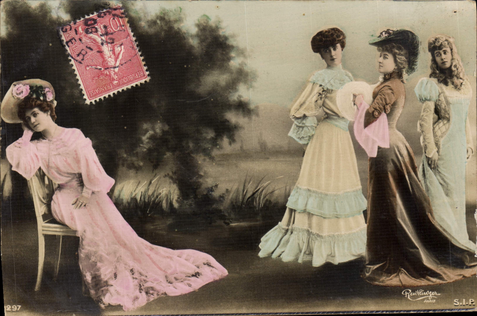 Quatre jeunes femmes en tenues de mode — éditeur Reurlinger, n° 297