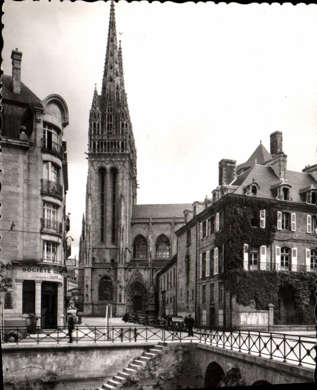CPM Quimper La rue du roi Gradlon Societe Generale