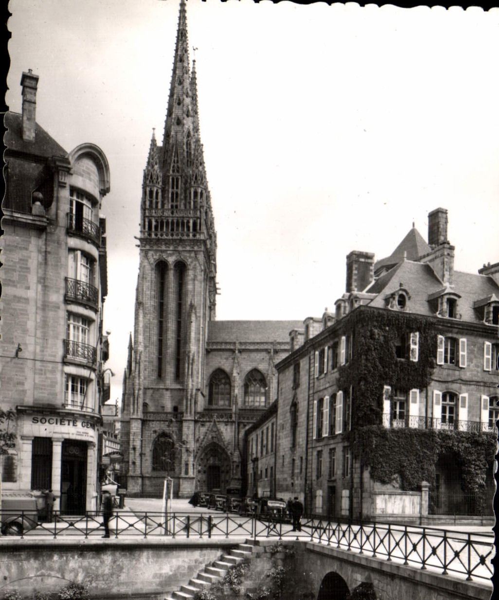 CPM Quimper La rue du roi Gradlon Societe Generale