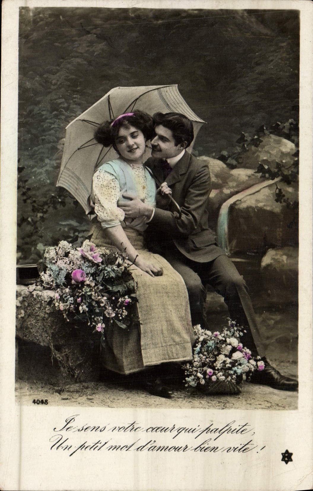 Un couple amoureux sous un parapluie — scène de jardin — éditeur Carte Postale - Préfecture de l'Ardennes, n° 4048