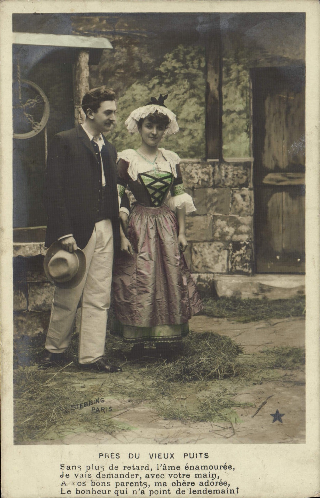 Près du vieux puits — couple en tenue d'époque — Stebbing Paris