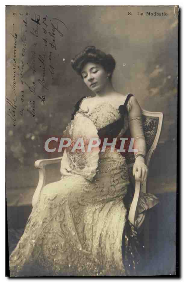 Femme en robe brodée — La Modestie — G.L.A. n°8