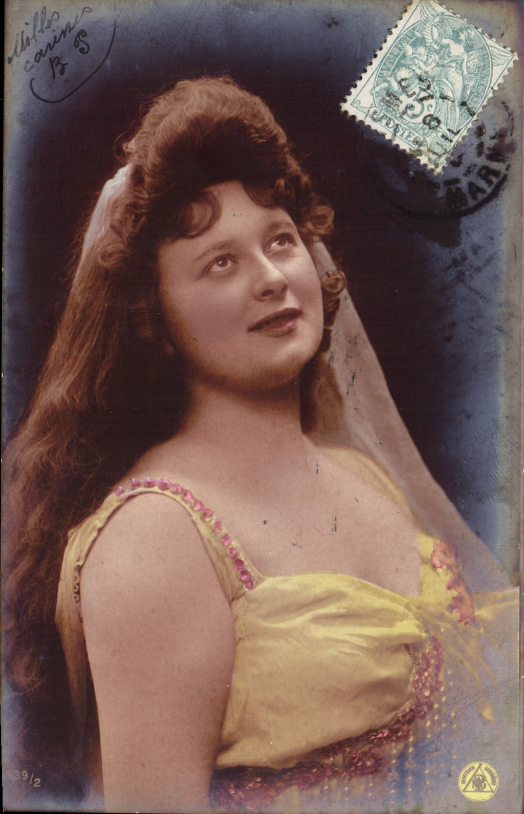 Jeune femme en robe jaune — portrait — Biogravure A.G. Staglitz Berlin