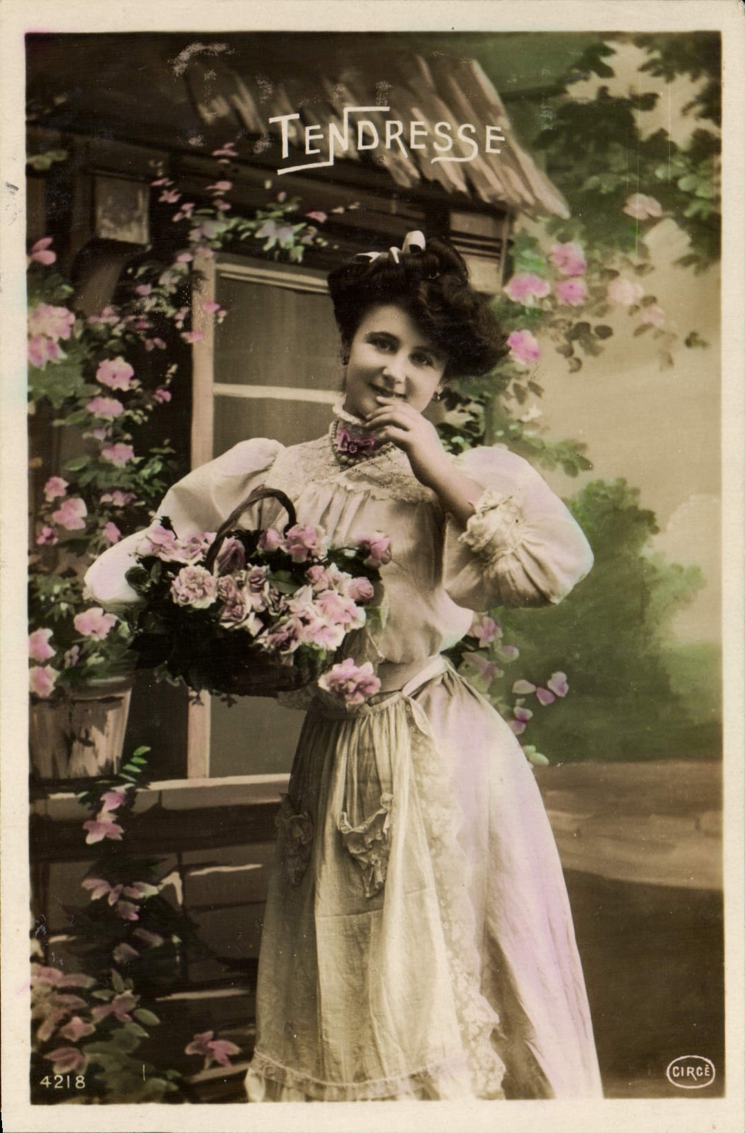 Femme en robe à volants tenant un panier de roses — TENDRESSE 4218 — CIRCE