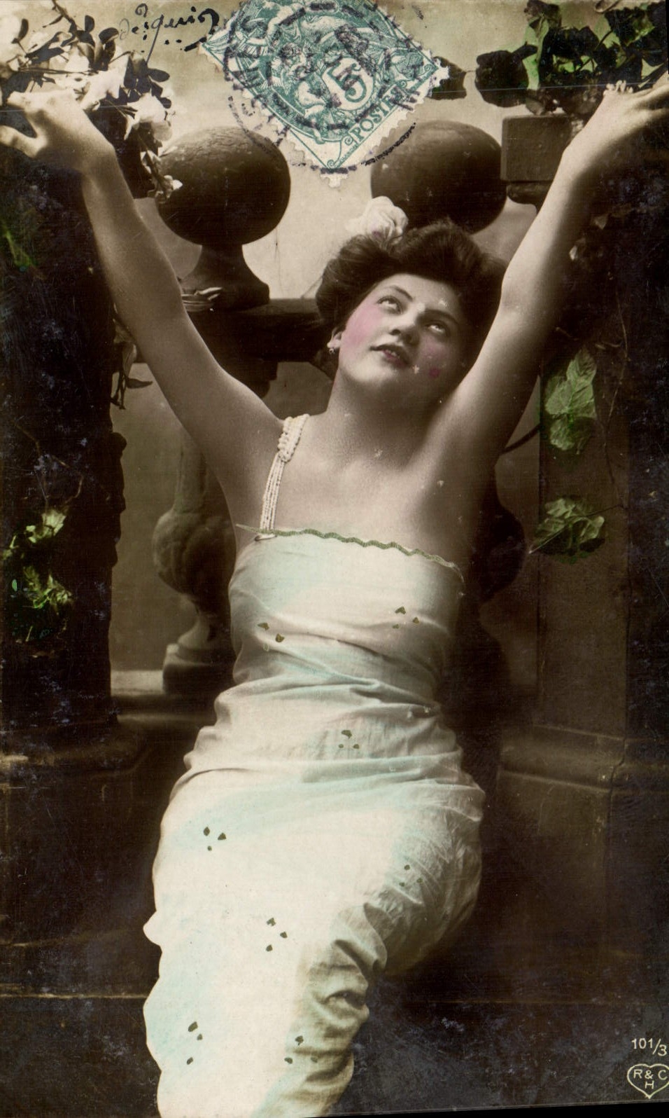 Frau in leichtem Kleid — elegante Pose zwischen Säulen und Vegetation — R&C H, Nr. 101/3
