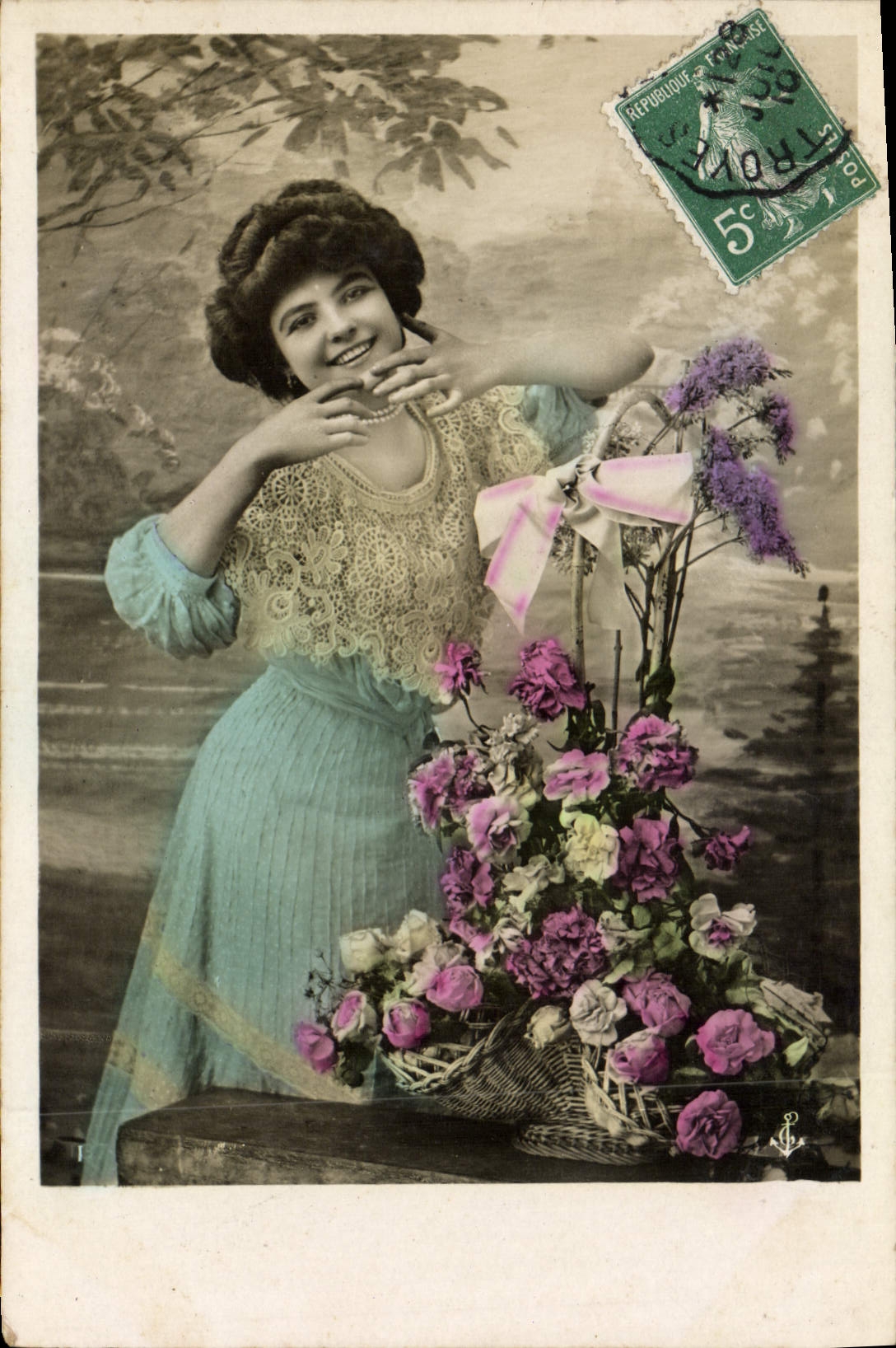 Jeune femme souriante — avec panier de fleurs — éditeur non identifié