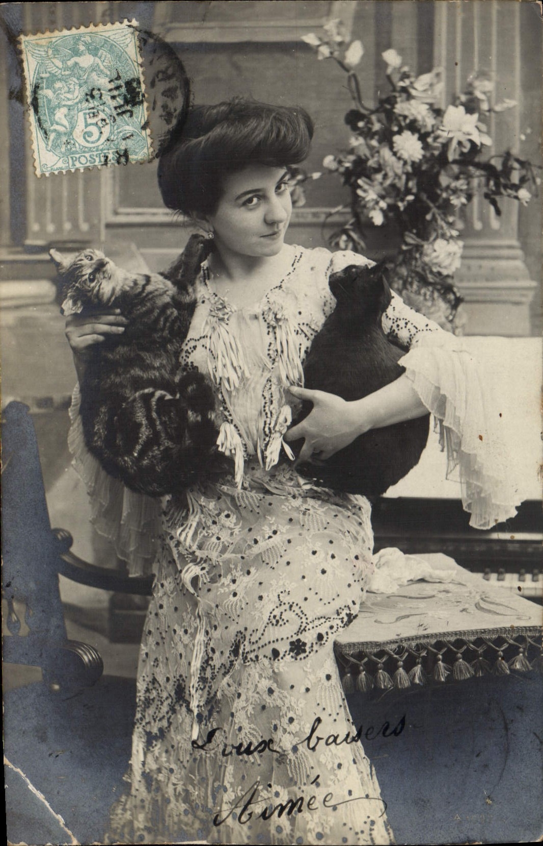 Femme tenant deux chats — éditeur inconnu, n° de série non visible