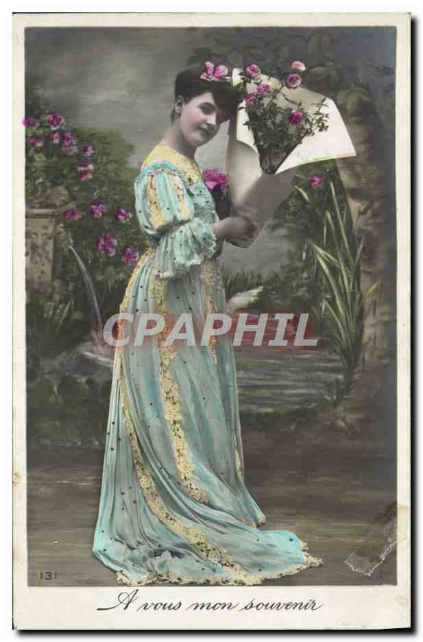 Femme en robe bleue tenant un bouquet de roses — 'A vous mon souvenir' — éditeur inconnu, n° 131