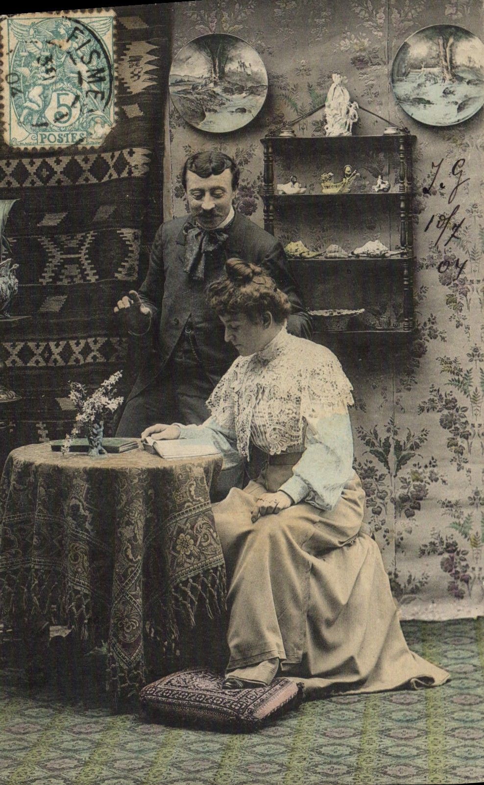 Couple dans un intérieur décoré — éditeur inconnu, n° de série non visible