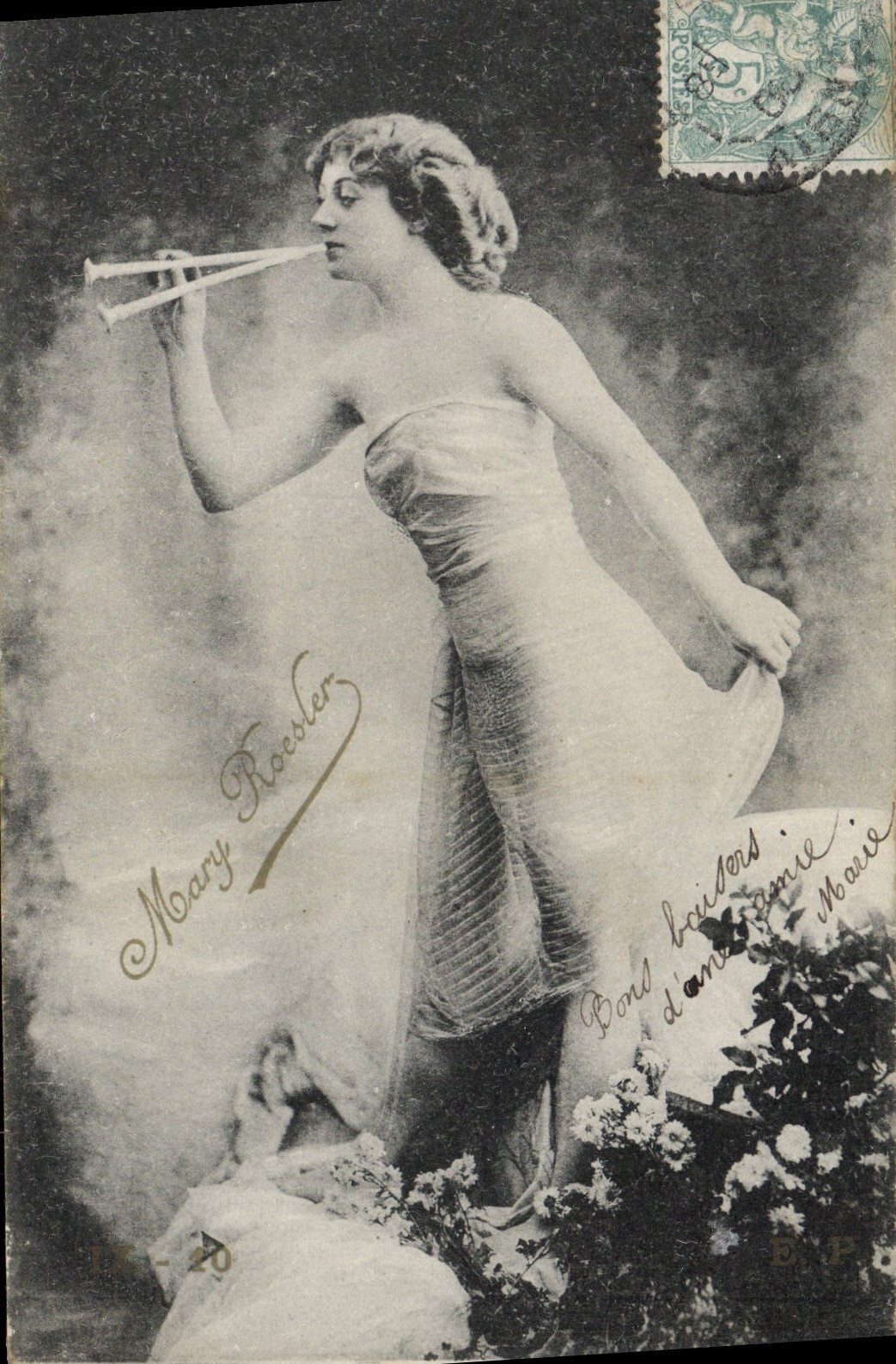 Mary Roessler — danseuse en robe drapée tenant un trompette — E.P. Paris