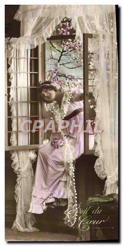 Femme en robe lilas — fenêtre avec rideaux — éditeur 'Coeur du Cœur'