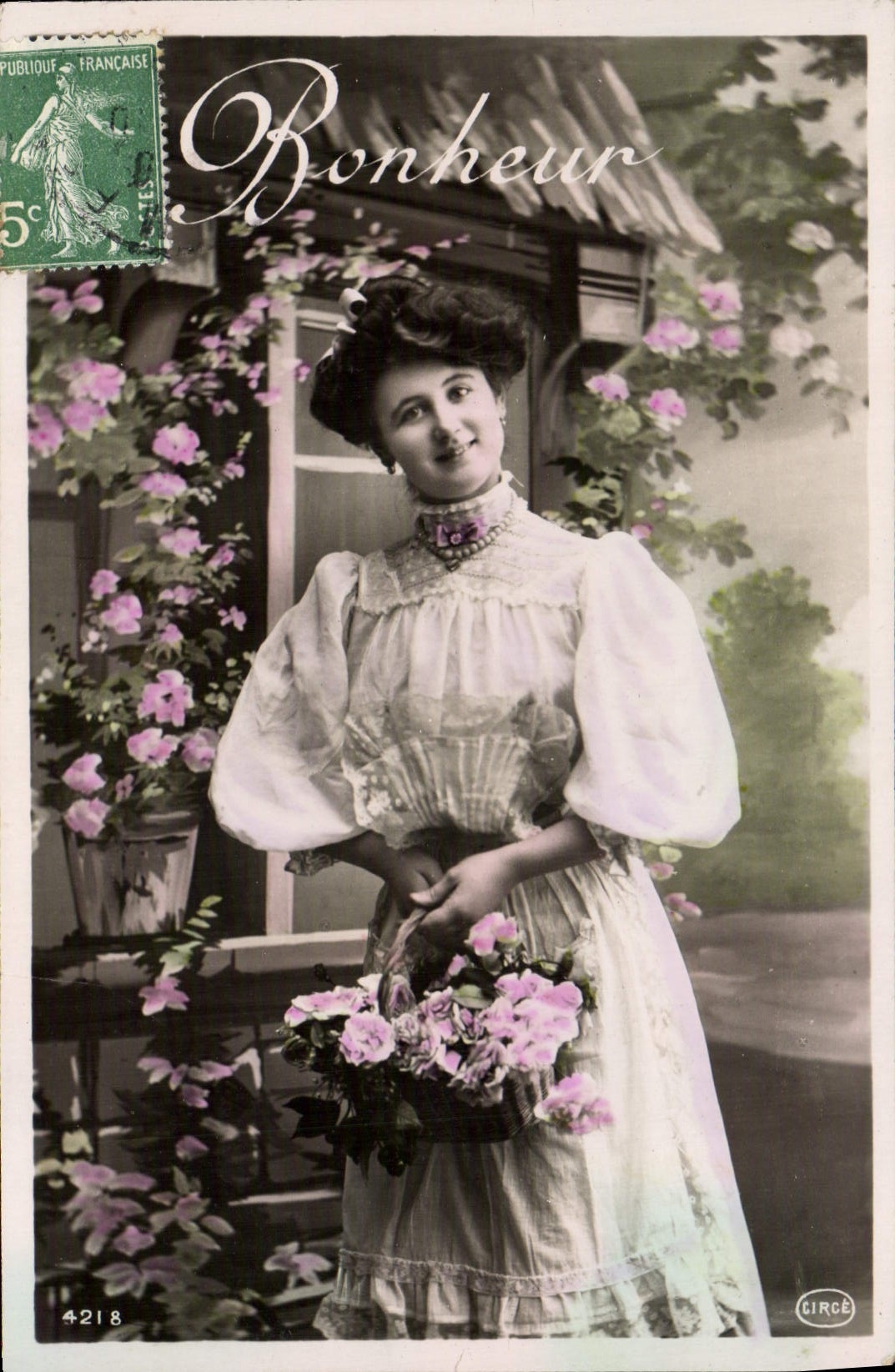 Jeune femme en robe blanche tenant un panier de fleurs — Bonheur — Circe, n° 4218