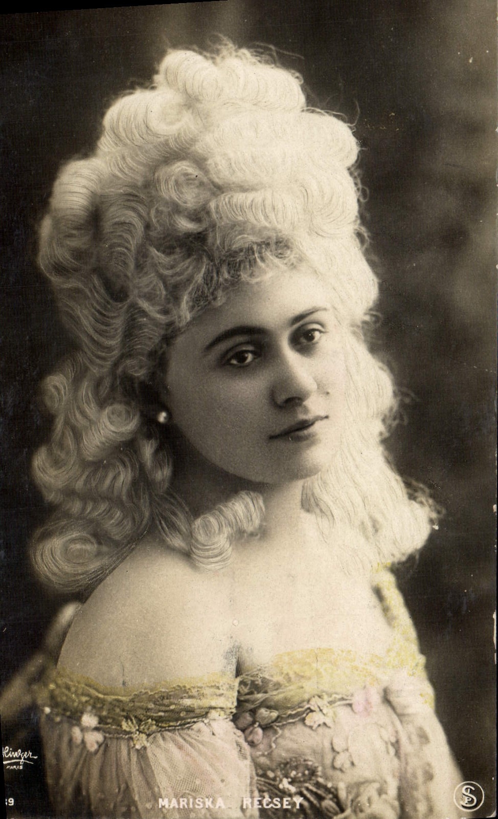 Mariska Recsey — Portrait en costume d'époque — Ringer, n°19