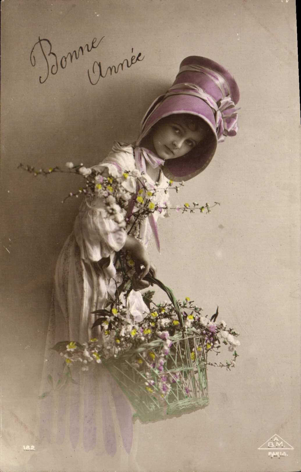 Fille en chapeau violet tenant un panier de fleurs — Bonne Année — B.M. Paris
