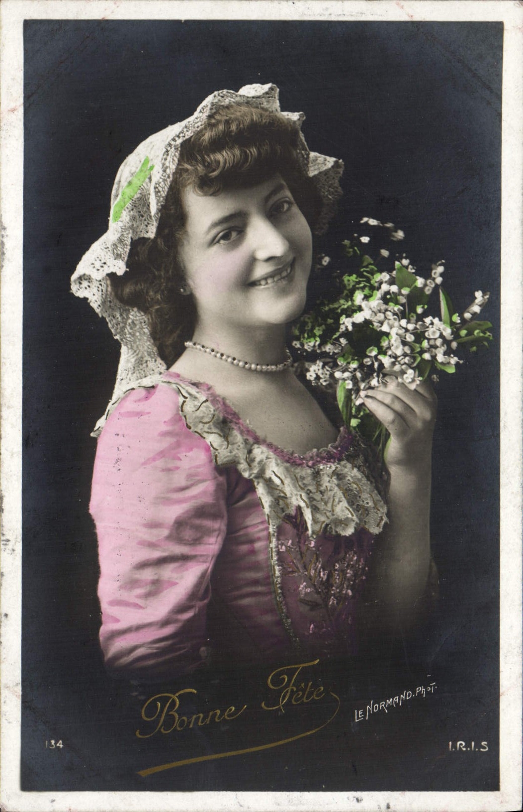 Jeune femme en robe rose et bonnet à dentelle — Bonne Fête — LE NORMAND, Phot. I.R.I.S. n°134