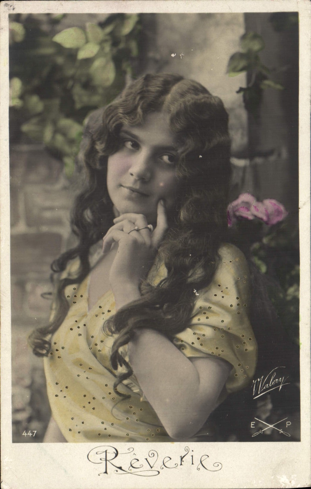 Jeune femme en robe à pois — portrait par Walory — série 447