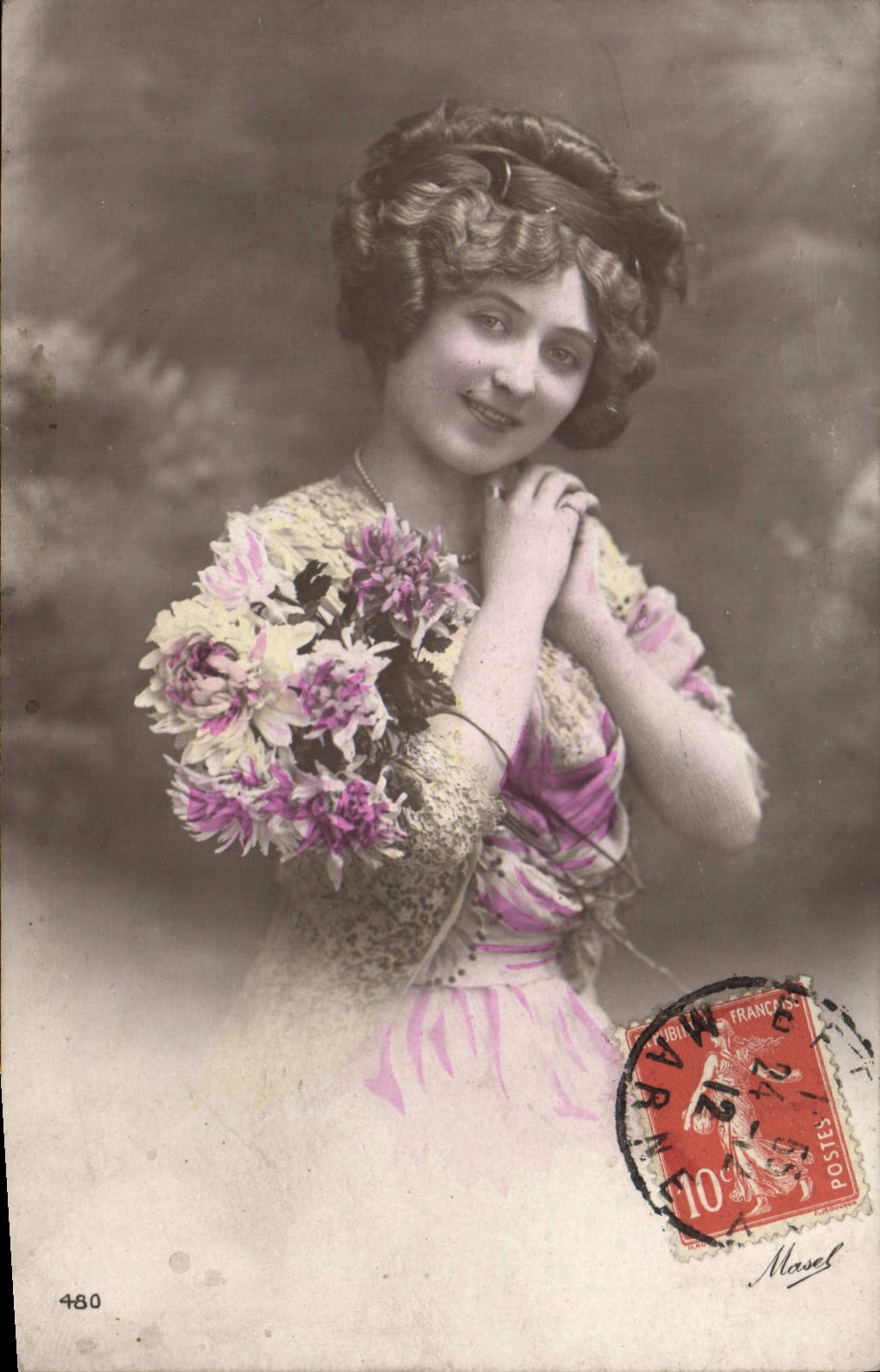 Jeune femme en robe rose tenant un bouquet — Masel, n°480