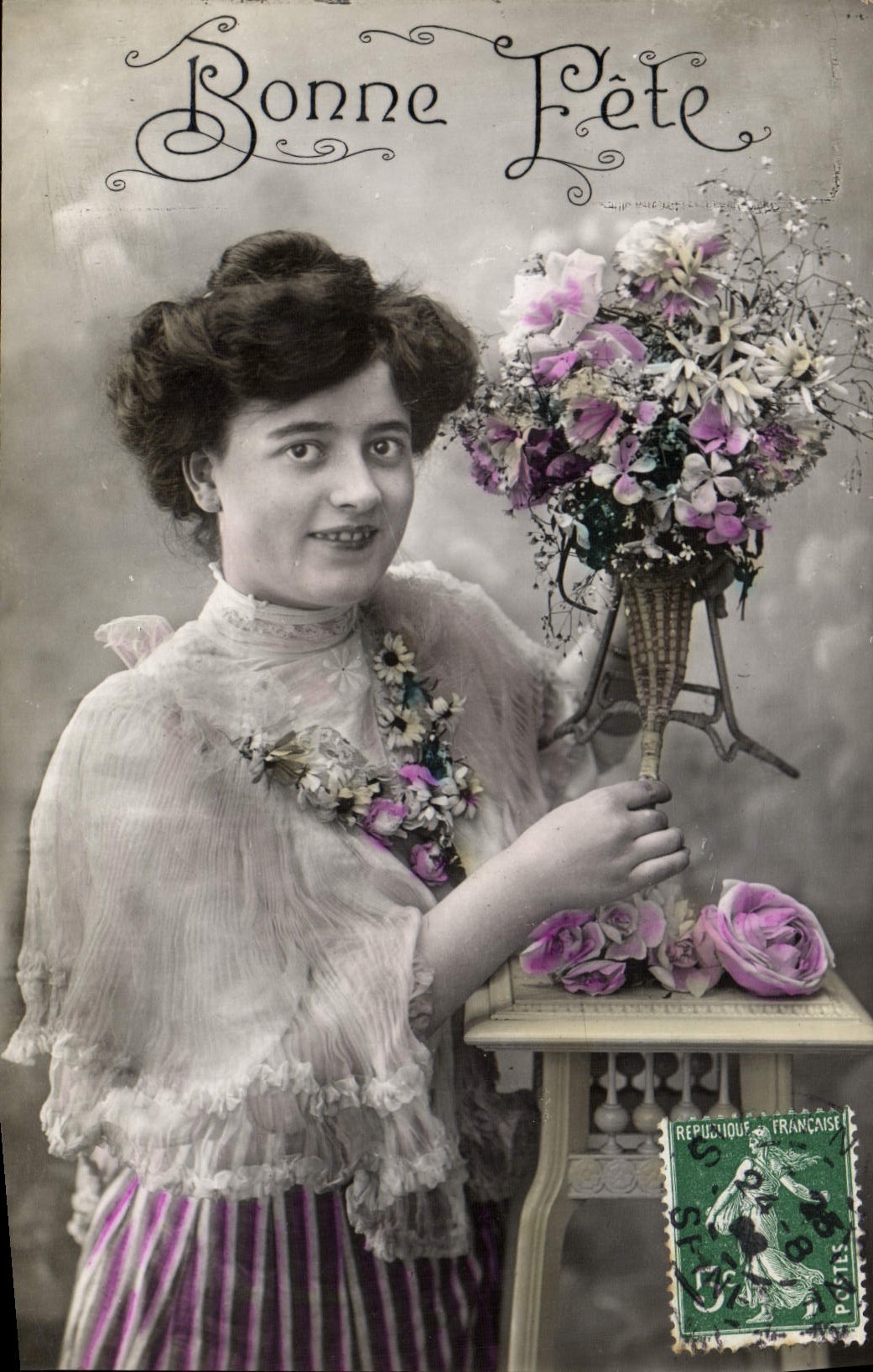 Frau mit Blumenstrauß — Frohe Geburtstagskarte — République Française