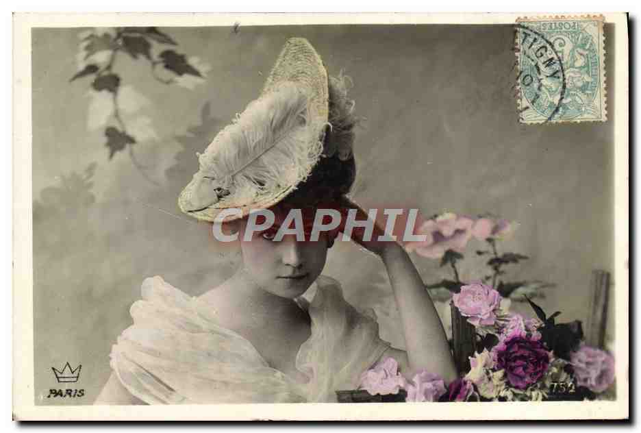 Jeune femme en chapeau à plumes — Paris — éditeur Paris