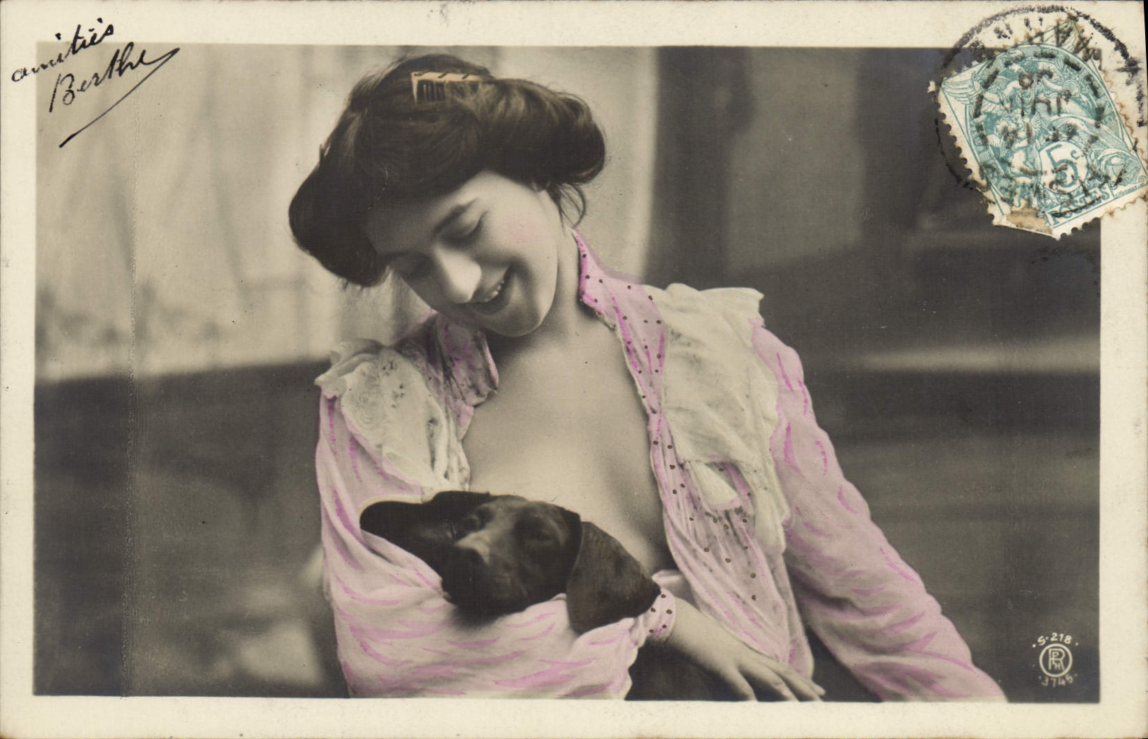 Femme avec chien — carte postale éditée par S. 218 — timbre bleu de 5 centimes