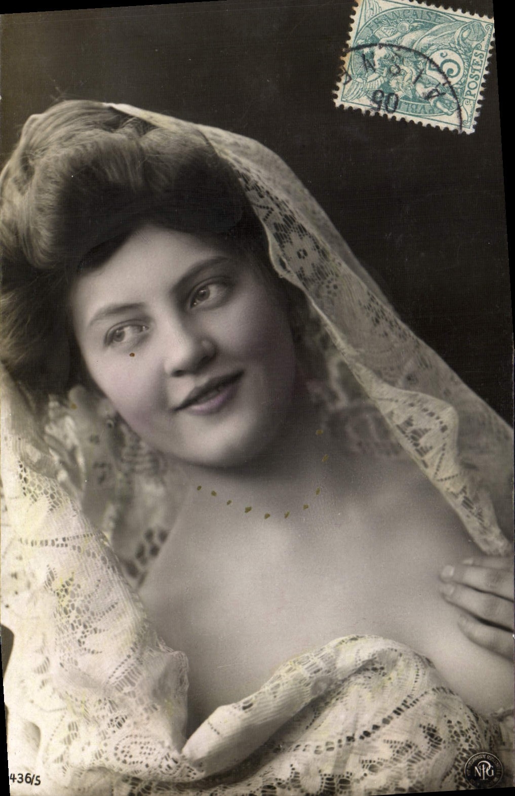 Jeune femme en voile dentelé — carte postale — éditeur NPG, n° 436/5