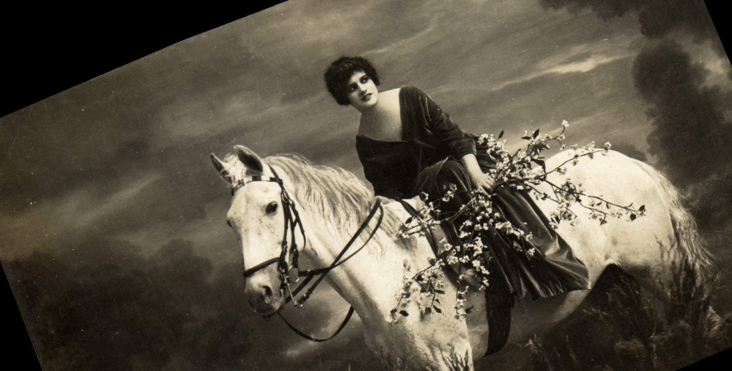 CPA Fantaisie Femme Cheval
