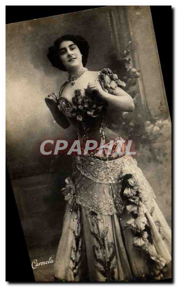 Carmela — danseuse en robe ornée — Carmela