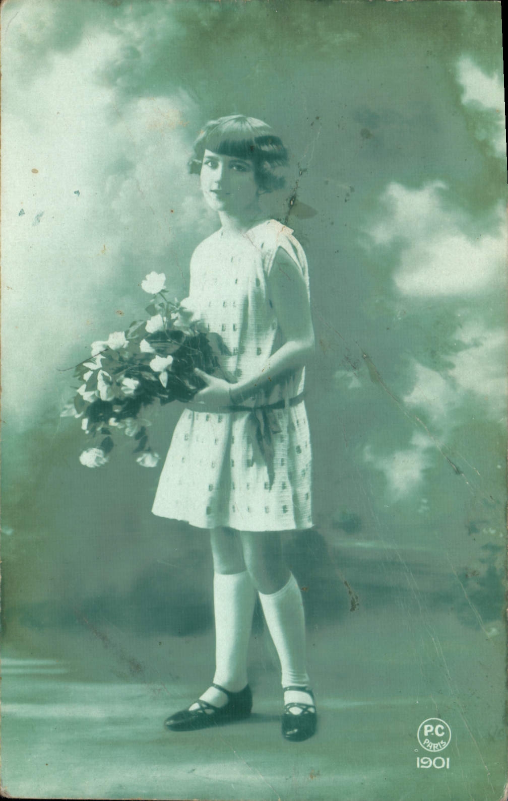 Fille tenant un bouquet — studio P-C Paris — série 1901