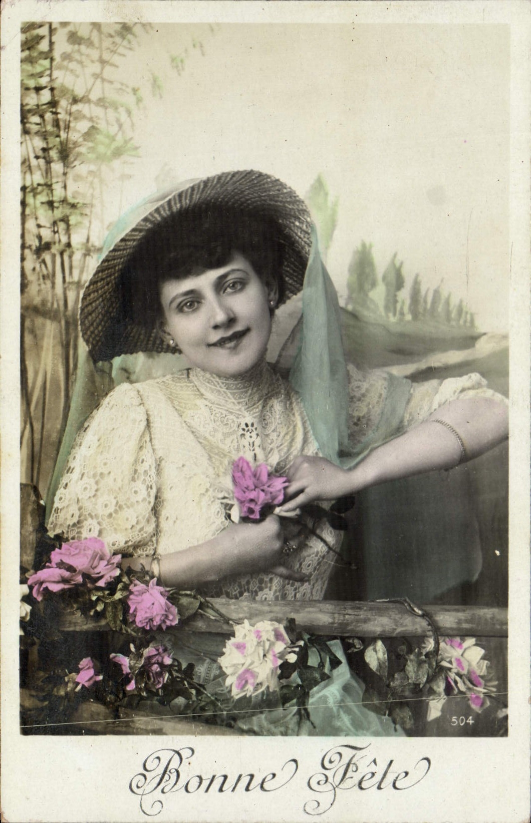 Femme en chapeau à fleurs — Bonne Fête — série 504
